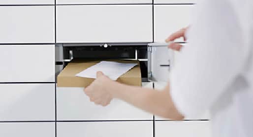 ポスタクに荷物を入れる様子