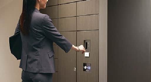 センサーに手をかざす女性