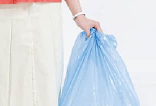 ゴミ出しをする女性