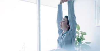 背伸びする女性