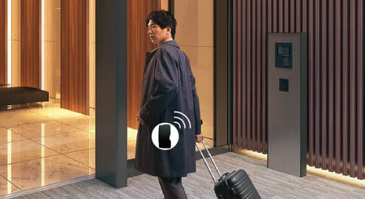 ポケットにTebraキーを入れている男性