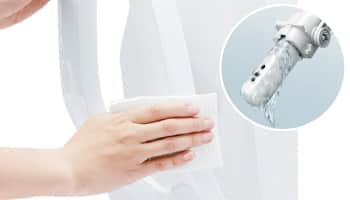 便座を清掃する様子と、ノズルから水が噴き出る様子