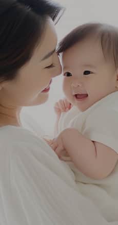 赤子を抱く母親