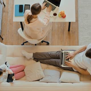 リビングで過ごす家族